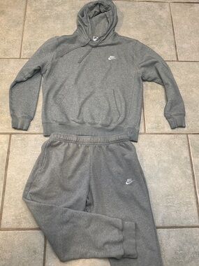 Nike Heather Gray Hooded Sweatshirt and Jogger Club Fleece Suit